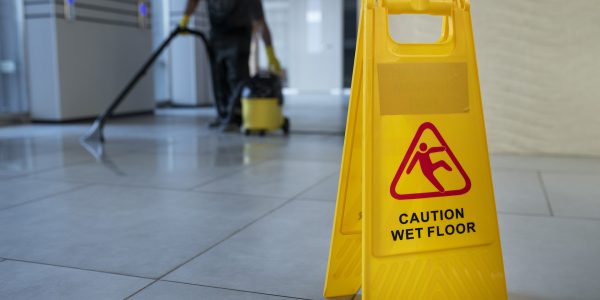 plano-completo-hombre-borroso-aspirando-piso